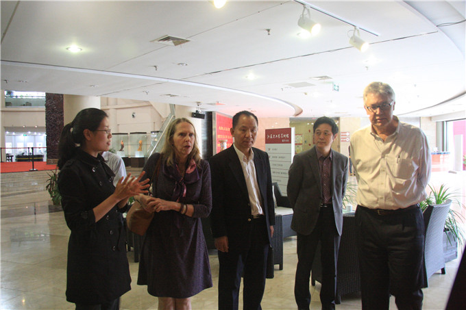 普利策危機(jī)報道中心執(zhí)行董事赴愛濤藝術(shù)中心參觀交流