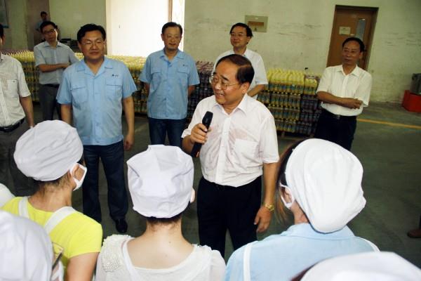 集團(tuán)領(lǐng)導(dǎo)班子慰問(wèn)紡織企業(yè)一線職工