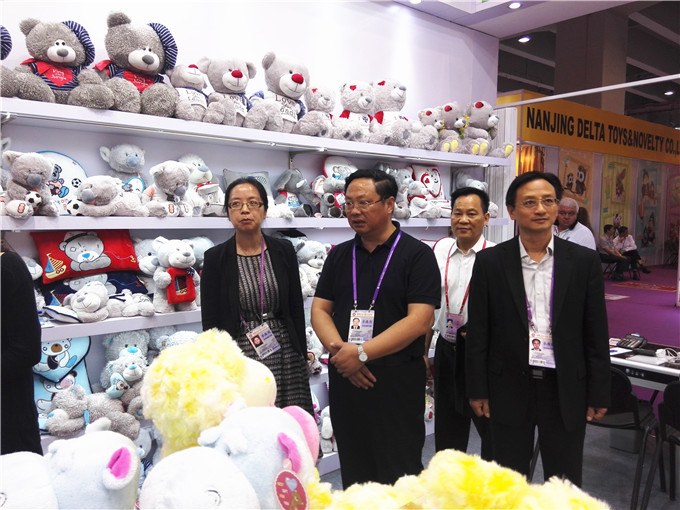 集團董事長王正喜視察廣交會展位