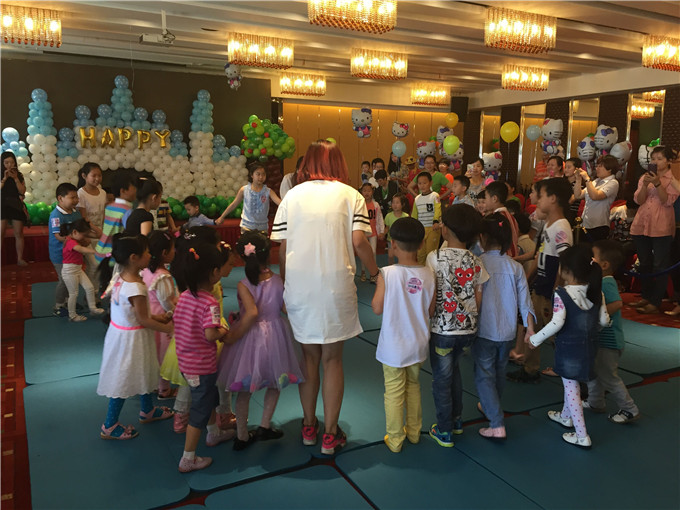 重溫兒時(shí) 追憶童年 天泓集團(tuán)舉辦第三屆六一兒童節(jié)親子運(yùn)動會