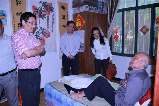 蘇豪投資集團組織看望抗戰(zhàn)老兵