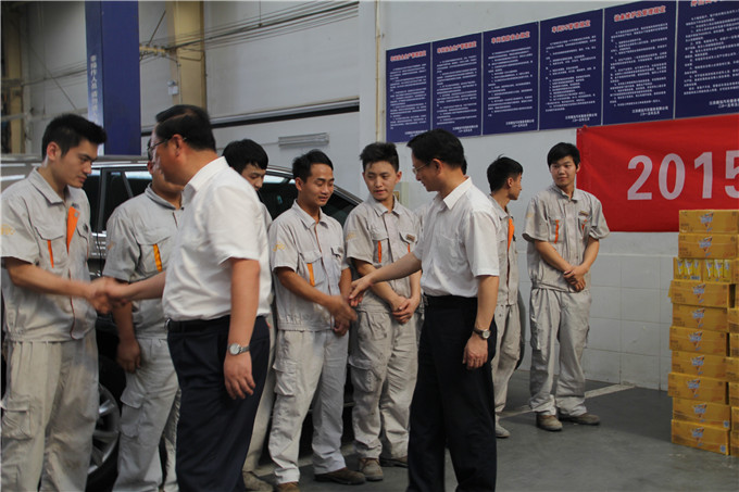 集團(tuán)領(lǐng)導(dǎo)王正喜、李結(jié)祥赴天泓集團(tuán)康泓店“送清涼”