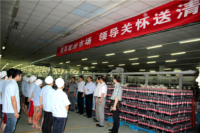 周勇、錢一平赴舒逸公司車間“送清涼”