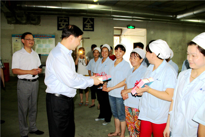 周勇、錢一平赴舒逸公司車間“送清涼”