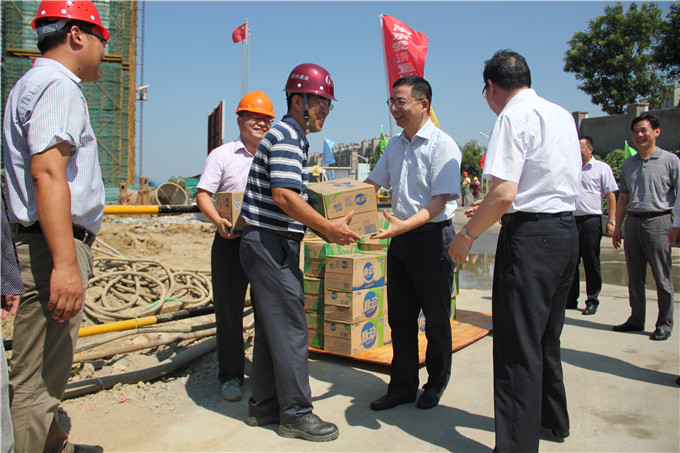 周謙、余亦民赴建設(shè)集團溧水項目送清涼開展“三嚴(yán)三實”專題調(diào)研