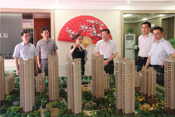 周謙、余亦民赴建設(shè)集團溧水項目送清涼開展“三嚴(yán)三實”專題調(diào)研