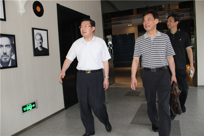 周謙赴蘇豪置業(yè)公司開展“三嚴三實”專題調(diào)研