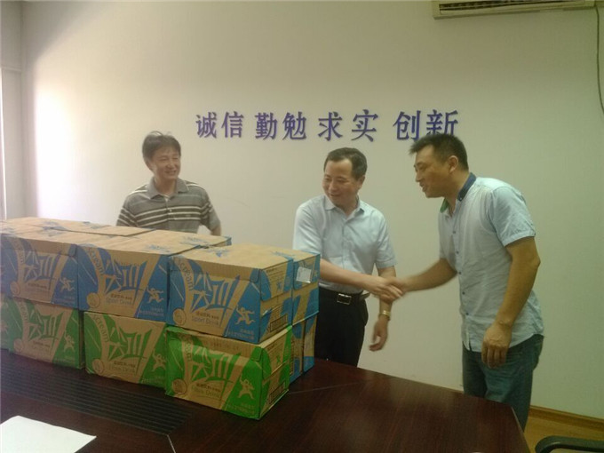 蘇豪建設集團領導赴鎮(zhèn)江云河灣項目送清涼