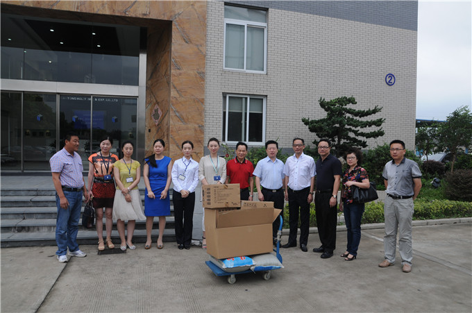 弘業(yè)股份領導班子分赴下屬企業(yè)開展“三嚴三實”調(diào)研和夏季“三送”活動