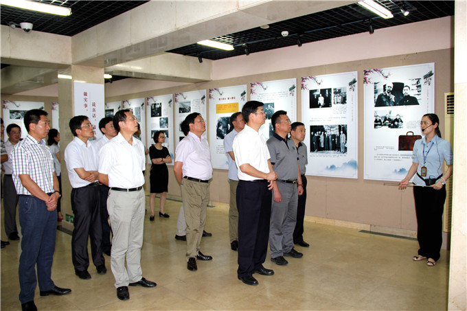 錢(qián)一平率紡織集團(tuán)黨員干部赴梅園新村參觀“三嚴(yán)三實(shí)”專題教育展