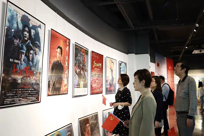 看海報(bào)、學(xué)黨史，健康產(chǎn)業(yè)公司黨總支組織參觀“紅色電影海報(bào)展”1_副本.jpg