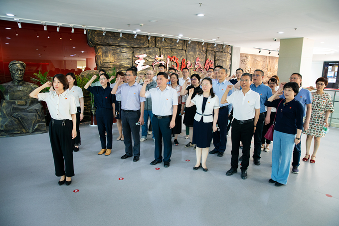 1624527601662690.jpg 蘇豪控股集團紀委組織赴王荷波紀念館開展黨風廉政教育2_副本.jpg